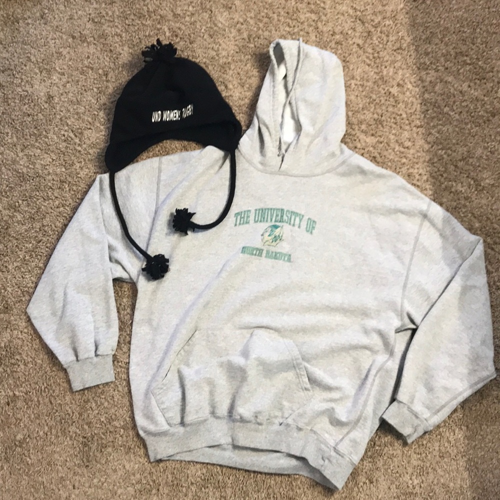 UND sweater and hat